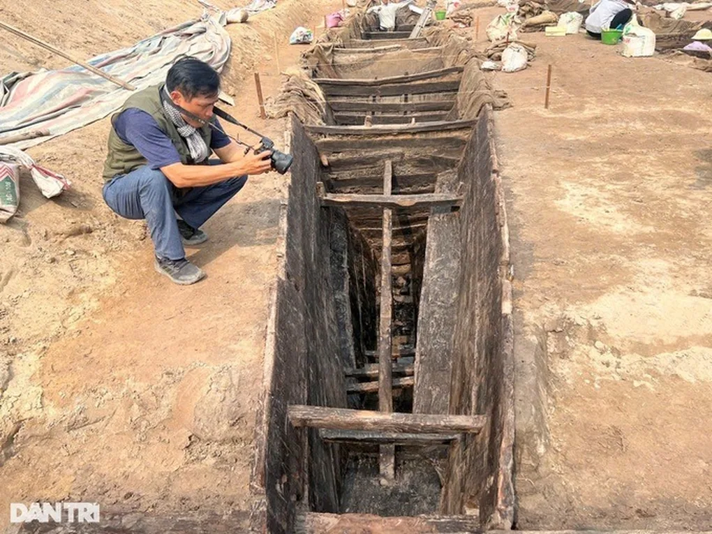 Lọ thuốc, vỏ đạn và tấm vải dưới mộ xác định hài cốt là bộ đội hy sinh